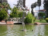 Статуя в парке в Кемере.