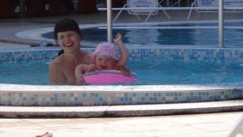я с дочей в бассейне